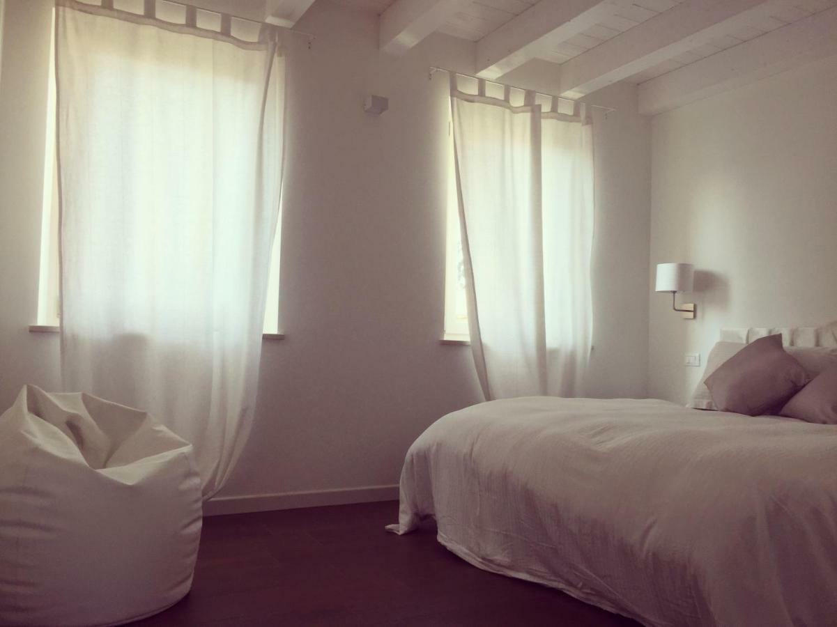 Отель Sweet Corner Кастельнуово-дель-Гарда Экстерьер фото