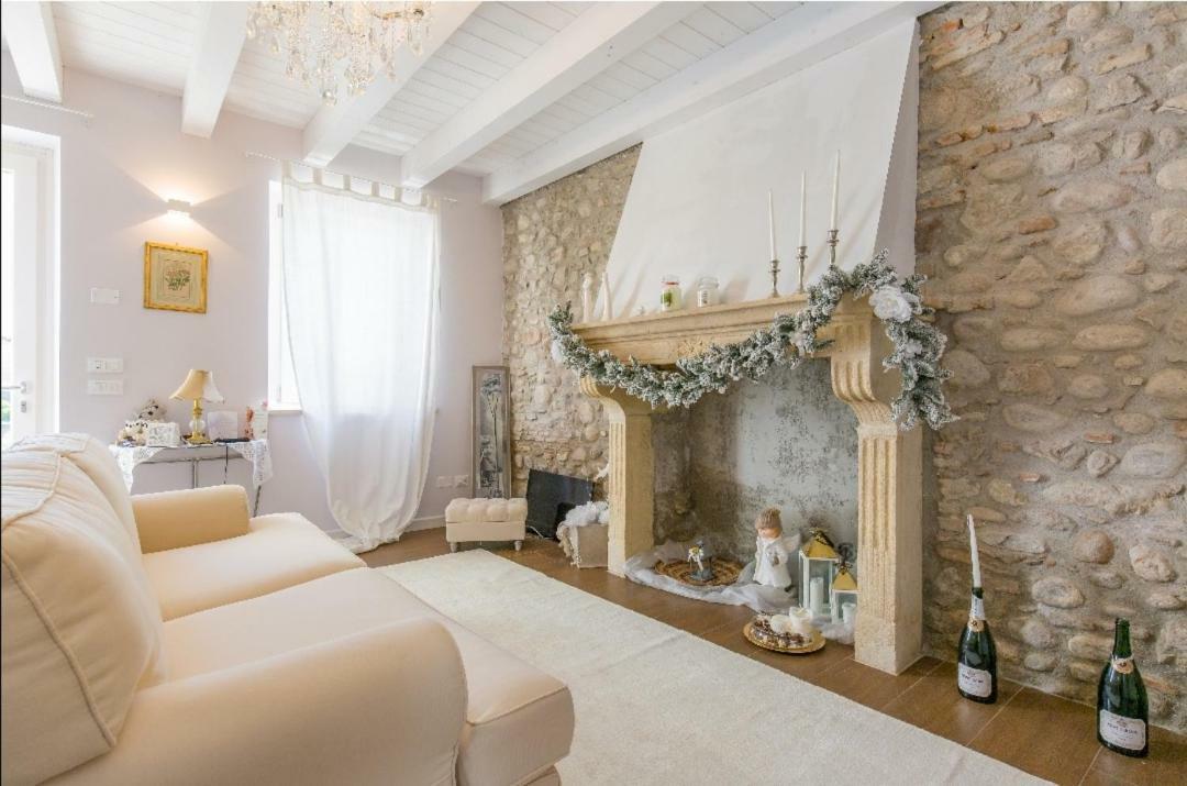 Отель Sweet Corner Кастельнуово-дель-Гарда Экстерьер фото
